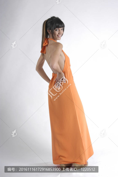 穿著橙色衣服的年輕女人