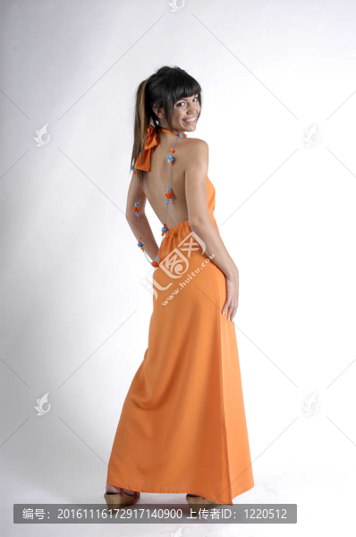穿著橙色衣服的年輕女人