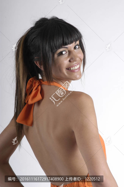 穿著橙色衣服的年輕女人
