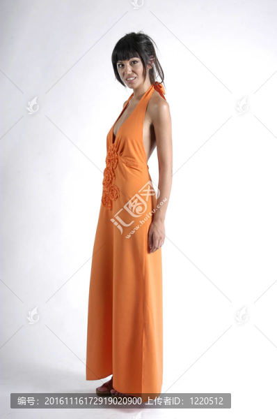 穿著橙色衣服的年輕女人