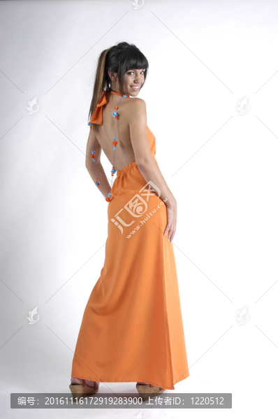 穿著橙色衣服的年輕女人