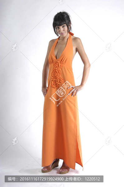 穿著橙色衣服的年輕女人