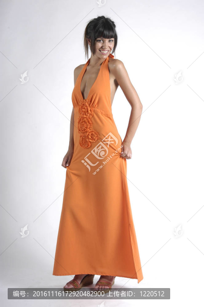 穿著橙色衣服的年輕女人