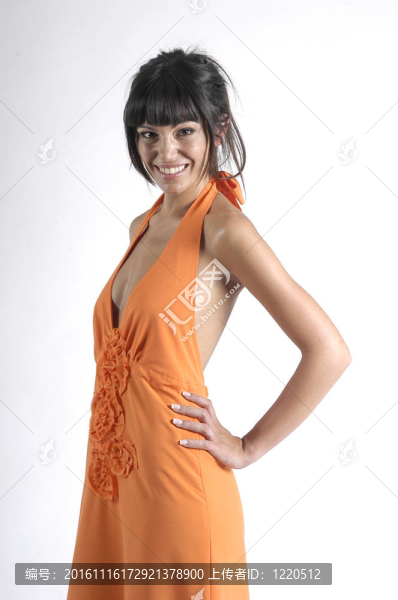 穿著橙色衣服的年輕女人