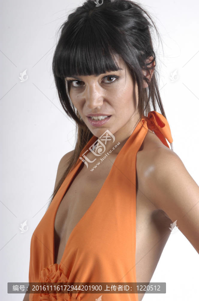 穿著長衣服的年輕女人