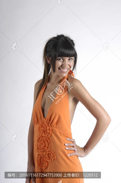 穿著長(zhǎng)衣服的年輕女人