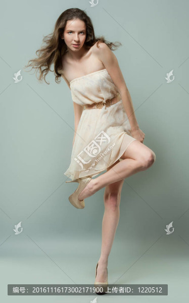 漂亮的女孩跳舞