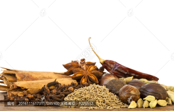 白色背景上的混合香料