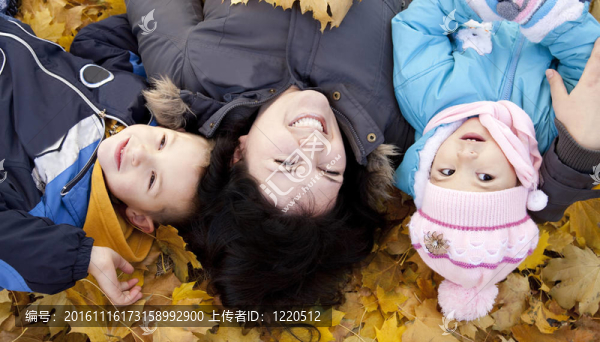 母親和她的孩子們正在秋天公園玩.