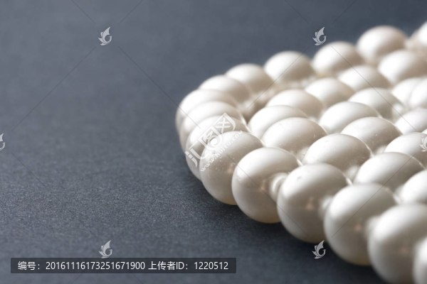 灰色背景上的珍珠