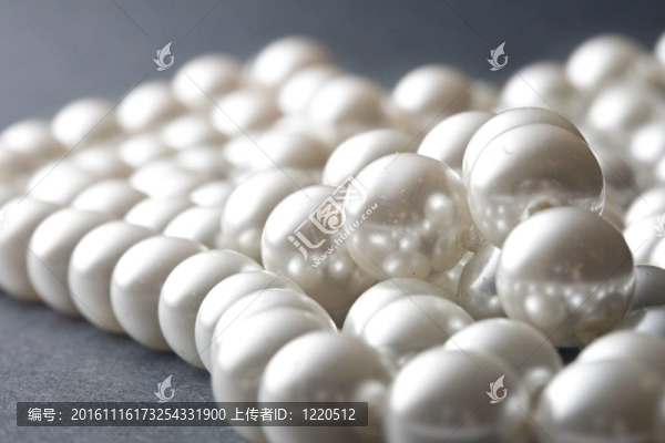 灰色背景上的珍珠