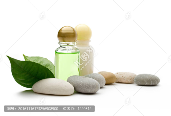 白色背景上的石頭和瓶子