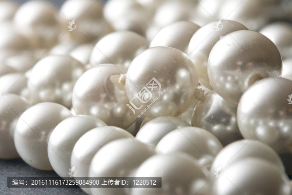 灰色背景上的珍珠