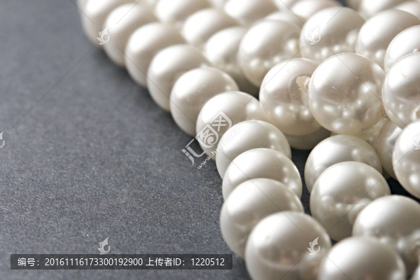 灰色背景上的珍珠