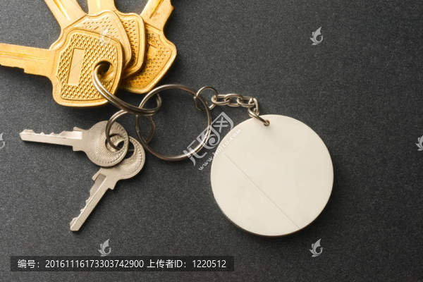 灰色背景上的鑰匙圈和鑰匙