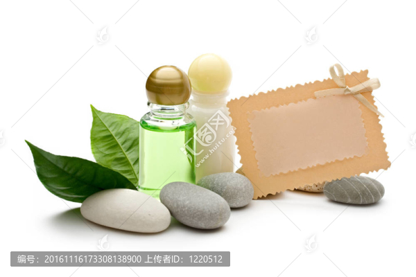 白色背景上的石頭和瓶子