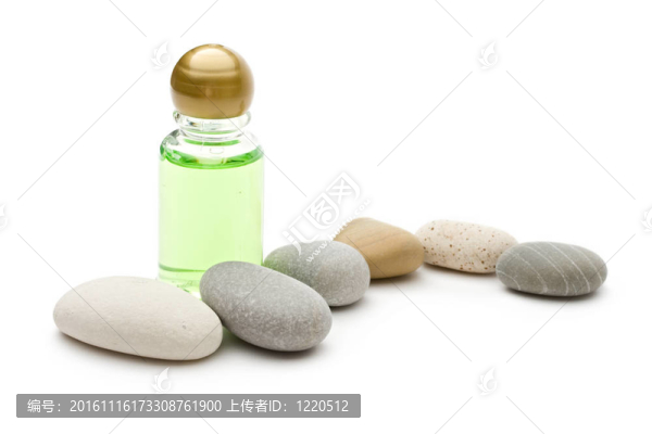 白色背景上的石頭和瓶子