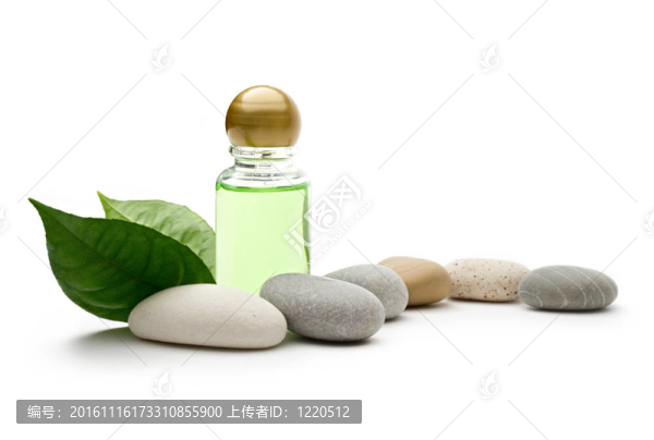 白色背景上的石頭和瓶子