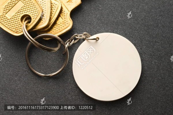灰色背景上的鑰匙圈