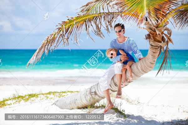 父親和女兒在加勒比海度假