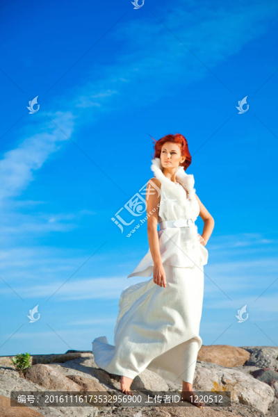 白色的美麗的女人在海岸