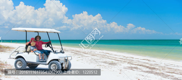 熱帶海灘上的高爾夫球車