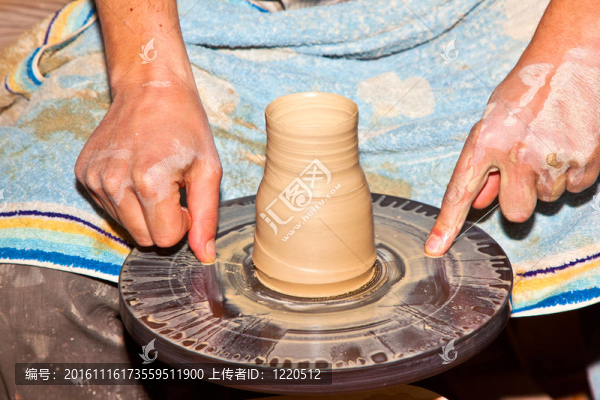 在陶器上工作的手