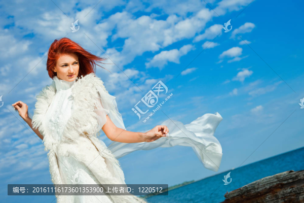白色的美麗的女人在海岸