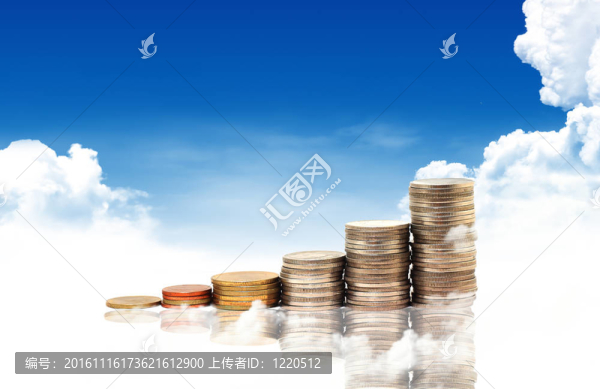 投資。概念圖。和許多硬幣在藍色的天空背景