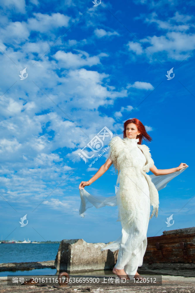 白色的美麗的女人在海岸
