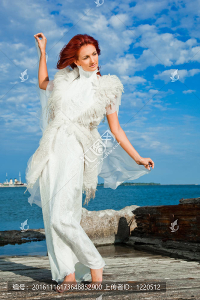 白色的美麗的女人在海岸