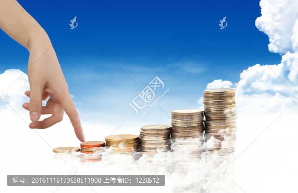 投資。概念圖。和許多硬幣在藍(lán)色的天空背景