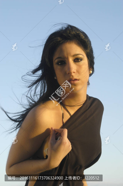 在阿爾梅里亞海灘上的少女