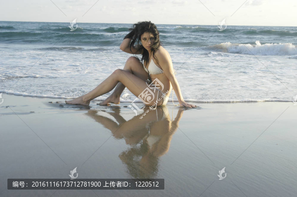在阿爾梅里亞海灘上的少女