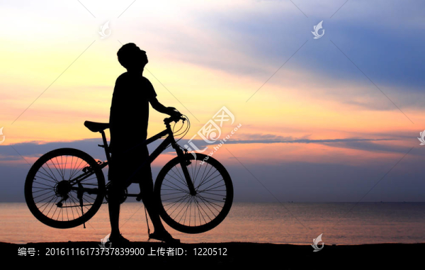與美麗的湖附近的男子騎自行車剪影