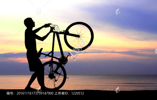 與美麗的湖附近的男子騎自行車剪影
