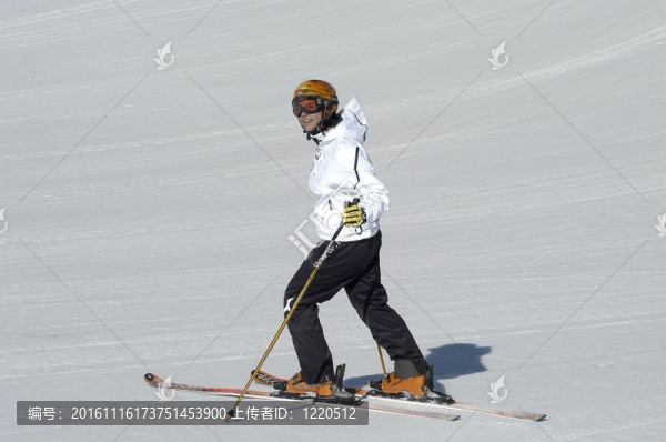 一個年輕的女人滑雪