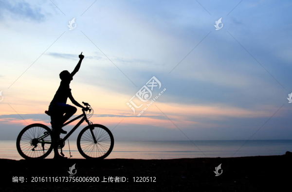 與美麗的湖附近的男子騎自行車剪影