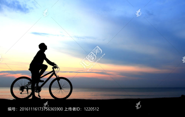 與美麗的湖附近的男子騎自行車(chē)剪影