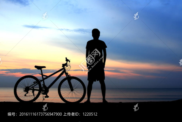 與美麗的湖附近的男子騎自行車剪影