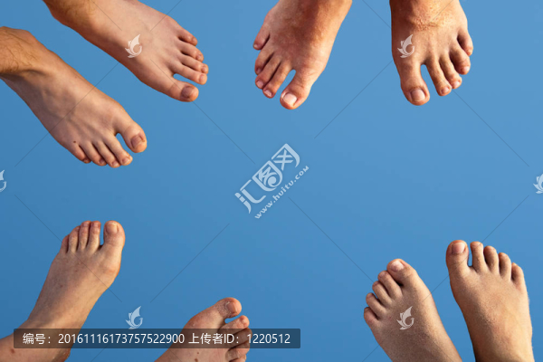 家庭的供養(yǎng)；父親；母親和兩個(gè)藍(lán)色天空的太陽(yáng)