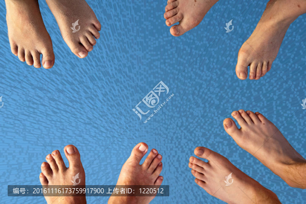 家庭的供養(yǎng)；父親；母親和兩個藍色天空的太陽