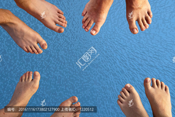 家庭的供養(yǎng)；父親；母親和兩個藍(lán)色天空的太陽
