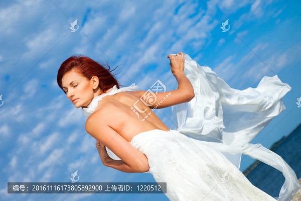 白色的美麗的女人在海岸