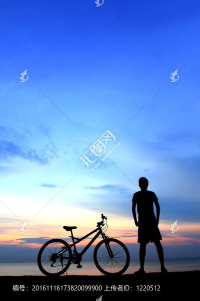 與美麗的湖附近的男子騎自行車剪影