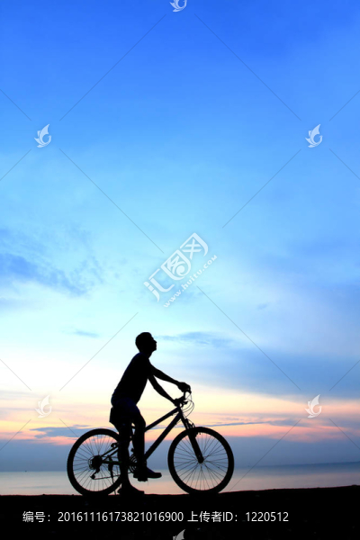 與美麗的湖附近的男子騎自行車剪影