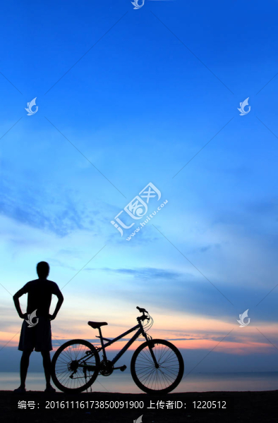 與美麗的湖附近的男子騎自行車剪影