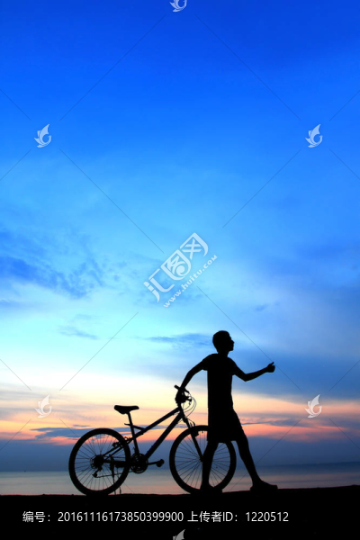 與美麗的湖附近的男子騎自行車剪影