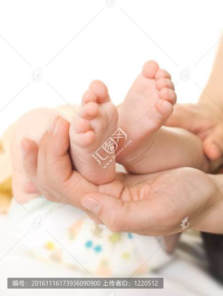 嬰兒腳在一個母親的手