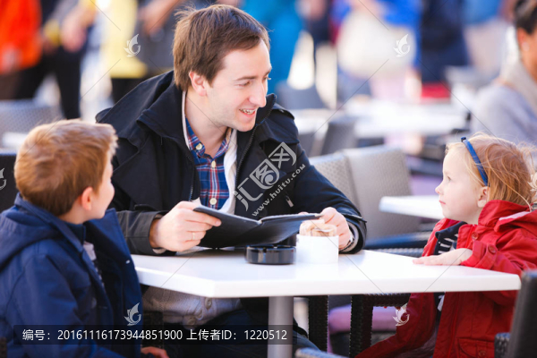 家庭在戶外咖啡館